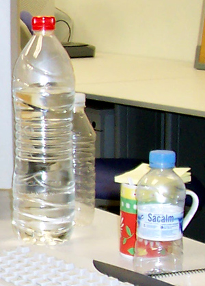 botellas de agua y yogur