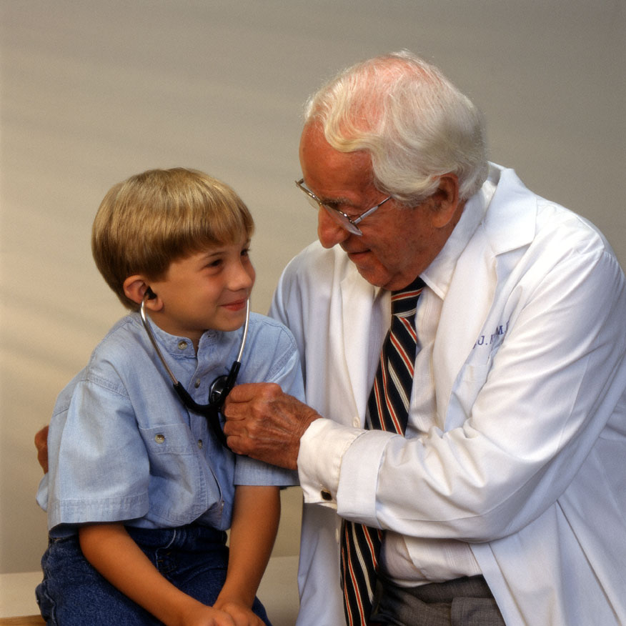 pediatra jugando en la consulta con un niño