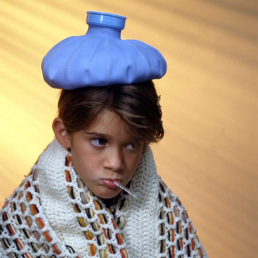 niño con bolsa de hielo en la cabeza y termómetro