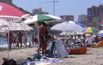 Playa con sombrillas y gente tomando el sol