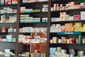 Medicamentos expuestos en estanterias
